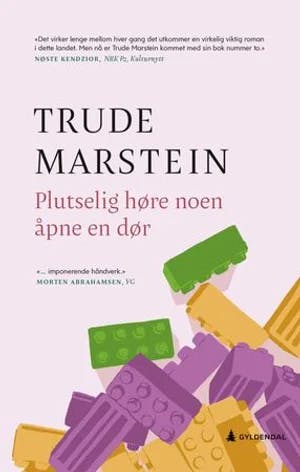 Omslag: "Plutselig høre noen åpne en dør : roman" av Trude Marstein