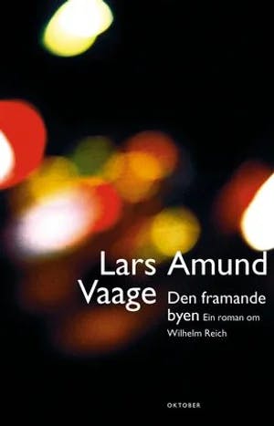 Omslag: "Den framande byen : ein roman om Wilhelm Reich" av Lars Amund Vaage