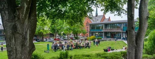 Haugesund folkebibliotek og bibliotekparken under planteloppemarkedet juni 2022